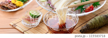 冷やしそうめんをタレにつけて食べる 115583718