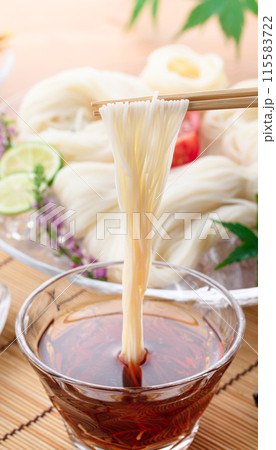 冷やしそうめんをタレにつけて食べる 115583722