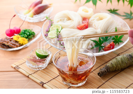 冷やしそうめんをタレにつけて食べる 115583723