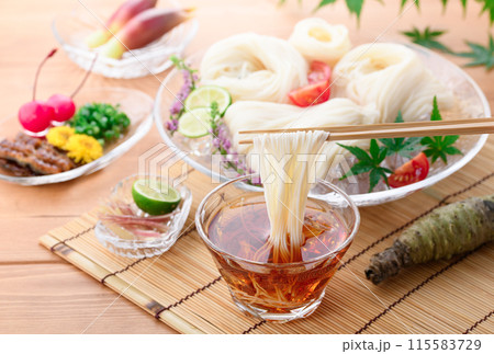 冷やしそうめんをタレにつけて食べる 115583729