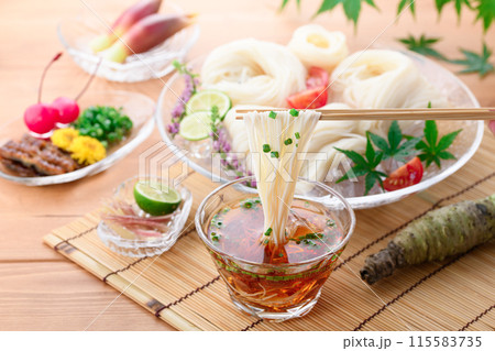 冷やしそうめんをタレにつけて食べる 115583735