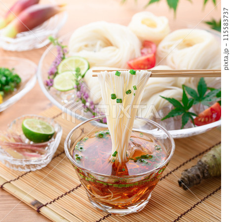 冷やしそうめんをタレにつけて食べる 115583737