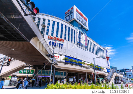 日本の東京都市景観 新宿駅西口再開発。小田急百貨店の解体が進む…（画面右）＝令和6年6月12日 115583865