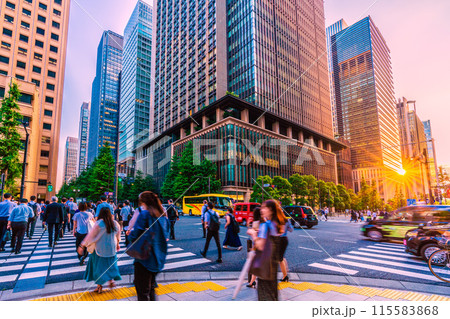 日本の東京都市景観 帰宅など。大手町から大手町駅前の交差点などを望む。奥は丸の内=6月14日 日本の東京都市景観 帰宅など。大手町から大手町駅前の交差点などを望む。奥は丸の内=6月14日 115583868