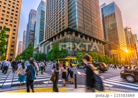 日本の東京都市景観 帰宅など。大手町から大手町駅前の交差点などを望む。奥は丸の内＝6月14日 115583869