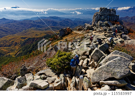 金峰山山頂の五丈石と富士山の眺め 115583997