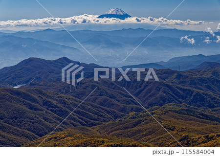 奥秩父・金峰山山頂から見る富士山 奥秩父・金峰山山頂から見る富士山 115584004