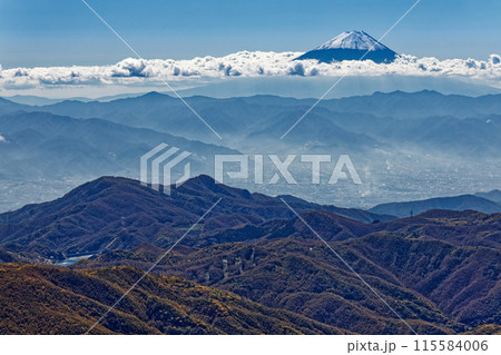 奥秩父・金峰山山頂から見る富士山 115584006