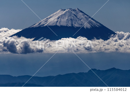 秋の金峰山山頂から見る富士山 115584012