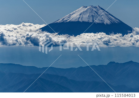 秋の金峰山山頂から見る富士山 115584013