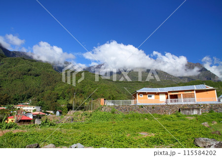 フランス海外県レユニオン島 世界自然遺産のサラジー圏谷のエルブール村の建物と山の景色 フランス海外県レユニオン島 世界自然遺産のサラジー圏谷のエルブール村の建物と山の景色 115584202