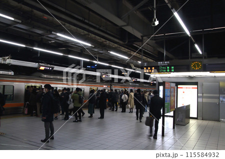 夕刻の名古屋駅に到着する東海道本線313系新快速列車 115584932