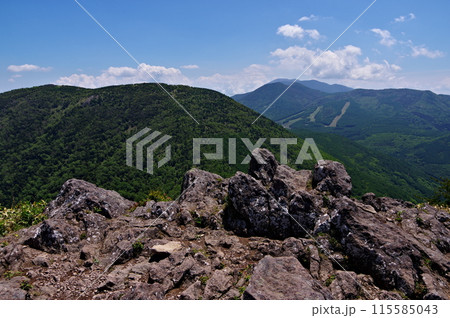 長野県上田市にある、浅間連峰の中の烏帽子岳山頂から見る浅間山方面の風景 長野県上田市にある、浅間連峰の中の烏帽子岳山頂から見る浅間山方面の風景 115585043