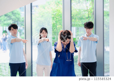 スタッフから責められるドクター スタッフから責められるドクター 115585324