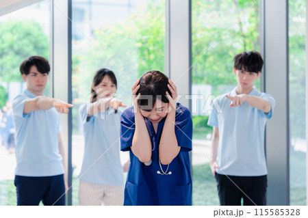 スタッフから責められるドクター スタッフから責められるドクター 115585328