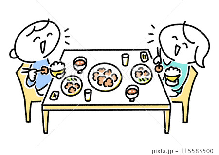 笑顔で食事をする夫婦　カップル　夕食　食卓　ランチ 115585500