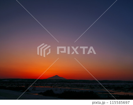 早春のサロベツ原生花園から夕暮れの利尻山を臨む 115585697