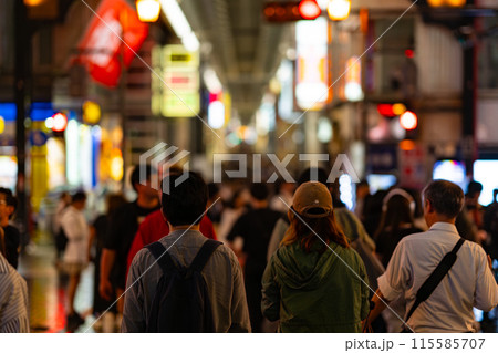 心斎橋筋　商店街　大阪市　大阪府　関西　近畿地方　都市　高層ビル　夏　観光　都心　浪速　観光客 115585707