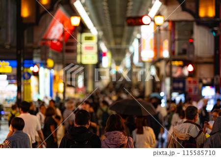 心斎橋筋　商店街　大阪市　大阪府　関西　近畿地方　都市　高層ビル　夏　観光　都心　浪速　観光客 115585710