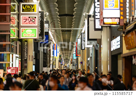 心斎橋筋　商店街　大阪市　大阪府　関西　近畿地方　都市　高層ビル　夏　観光　都心　浪速　観光客 115585717