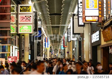 心斎橋筋　商店街　大阪市　大阪府　関西　近畿地方　都市　高層ビル　夏　観光　都心　浪速　観光客 115585718
