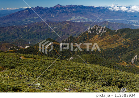 秋の金峰山山頂から見る瑞牆山と八ヶ岳 115585934