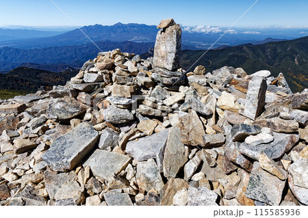 金峰山山頂東端のケルンと八ヶ岳 115585936