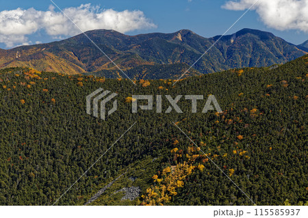 奥秩父・金峰山山頂から見る甲武信岳 奥秩父・金峰山山頂から見る甲武信岳 115585937