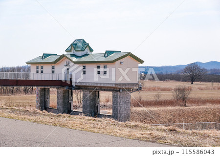 洋風建築が映える十勝川上幌岡締切樋門（北海道豊頃町） 115586043