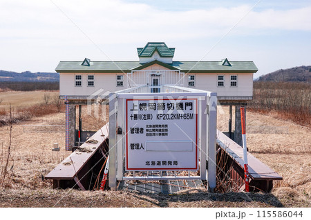 洋風建築が映える十勝川上幌岡締切樋門（北海道豊頃町） 115586044