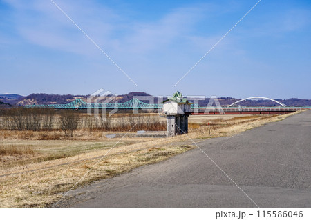 洋風建築が映える十勝川上幌岡締切樋門（北海道豊頃町） 115586046