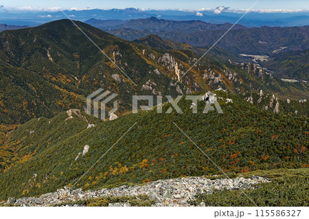 奥秩父・金峰山山頂から見る小川山と浅間山 115586327