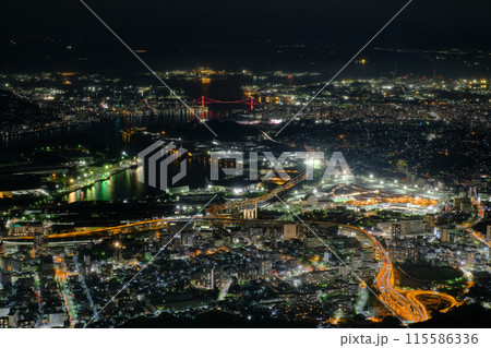 福岡県 暗闇に散らばった宝石のような北九州市の夜景 福岡県 暗闇に散らばった宝石のような北九州市の夜景 115586336