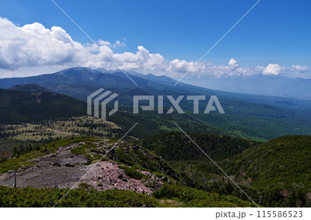 長野県佐久穂町にある、八ヶ岳連峰の中の北横岳から見る風景 115586523
