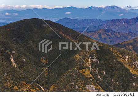 奥秩父・金峰山山頂から見る小川山と浅間山 奥秩父・金峰山山頂から見る小川山と浅間山 115586561