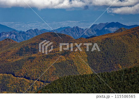 奥秩父・金峰山山頂から見る両神山と関東平野の町並み 奥秩父・金峰山山頂から見る両神山と関東平野の町並み 115586565