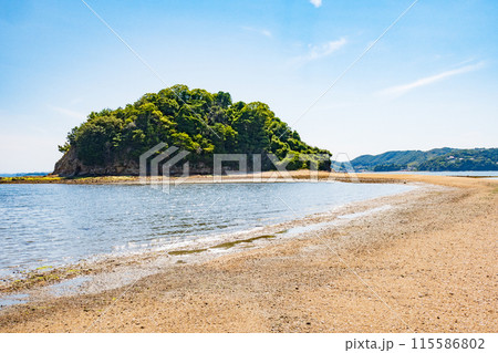 岡山県瀬戸内市牛窓にある黒島ヴィーナスロードの中ノ小島 115586802