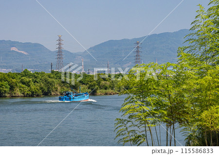 淀川を遡上する砂利採取船 115586833