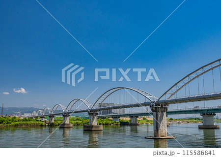 淀川に架かる水管橋と枚方大橋　 115586841