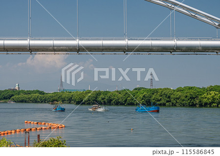 淀川で砂利採取作業をする船  淀川で砂利採取作業をする船  115586845