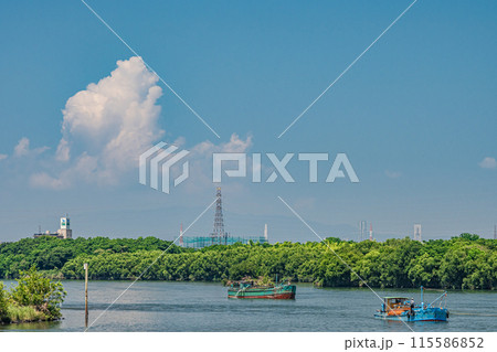 淀川で砂利採取作業をする船　 115586852