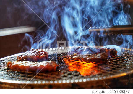 炭火で焼く焼き肉 115586877
