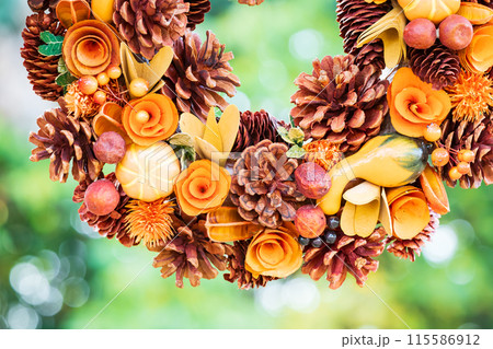 秋の収穫祭用のハロウィンリース 115586912