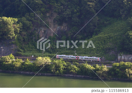 初夏の高梁川と伯備線227系Urara（岡山⇔新見） 115586913