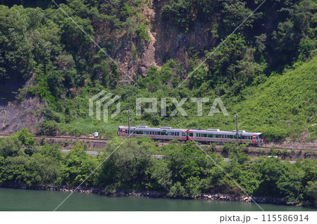 初夏の高梁川と伯備線227系Urara（岡山⇔新見） 115586914