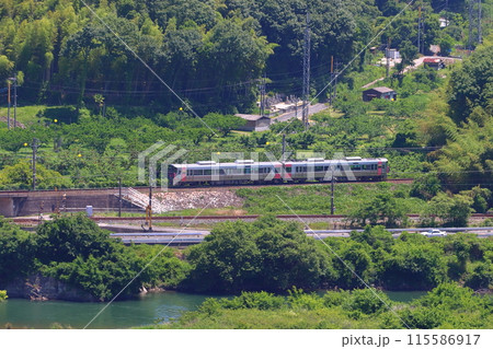 初夏の高梁川と伯備線227系Urara(岡山⇔新見) 初夏の高梁川と伯備線227系Urara(岡山⇔新見) 115586917