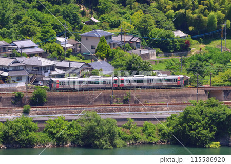 初夏の高梁川と伯備線227系Urara（岡山⇔新見） 115586920