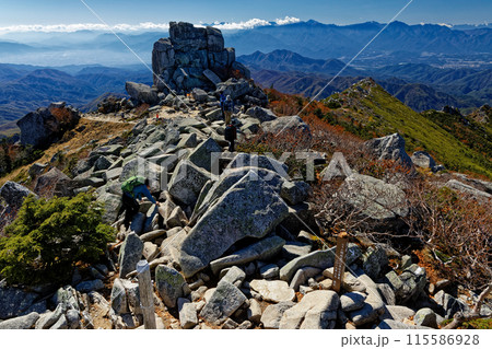 金峰山山頂の五丈石と南アルプスの山並み 金峰山山頂の五丈石と南アルプスの山並み 115586928