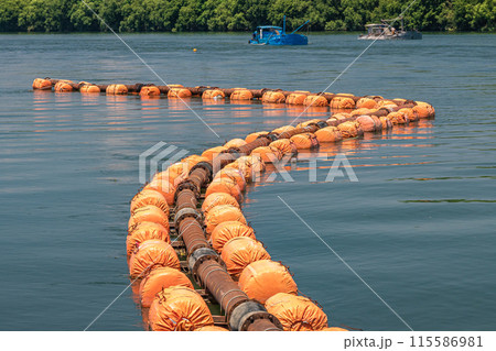 淀川で砂利採取作業をする船　 115586981