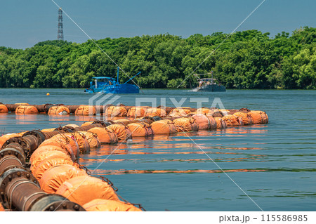 淀川で砂利採取作業をする船 淀川で砂利採取作業をする船 115586985